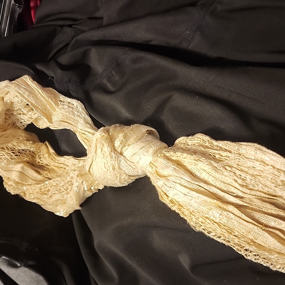 2b bebe Lurex Corchet Scarf